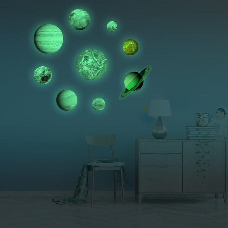 Planeten-Aufkleber Sonnensystem im Dunkeln leuchtend, an blauer Wand neben Kommode und Stuhl