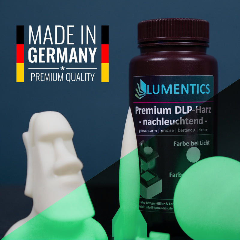 Nachleuchtendes 3D-Druckharz: leuchtende Moai-Figur, Harzflasche und 3D-Drucker im Halbdunkel