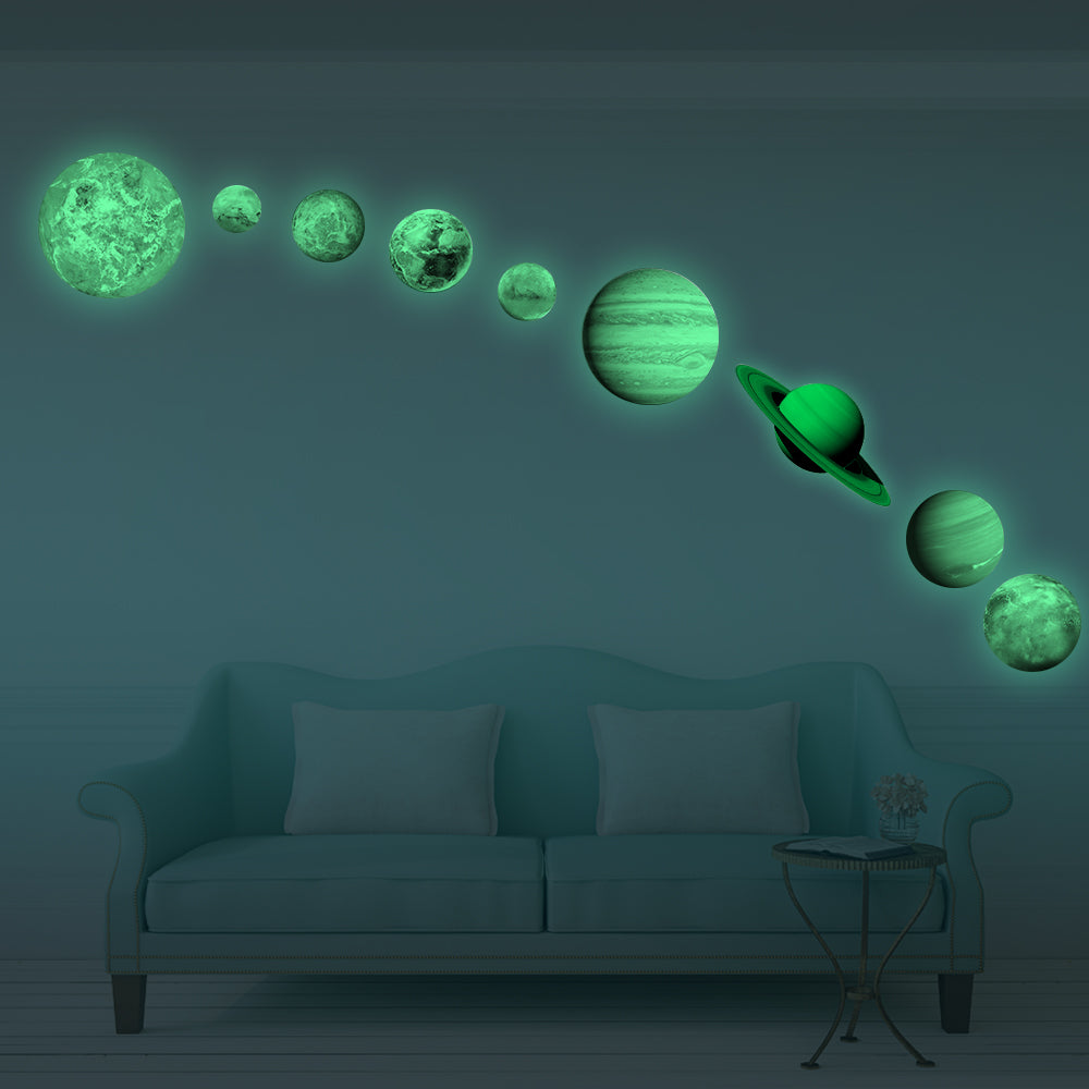 Planeten-Aufkleber Sonnensystem im Dunkeln grün leuchtend, an der Wand über einem Sofa