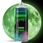 Leuchtspray Grün-Grün 400 ml: Dose vor einem Mond, links bei Tageslicht grün, rechts im Dunkeln leuchtend