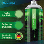 Leuchtspray Grün-Grün 400 ml: Nahaufnahme, Sprühflecken bei Licht und im Dunkeln, Made-in-Germany-Siegel
