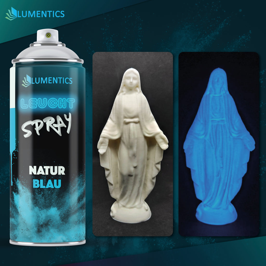 Leuchtspray Natur-Blau 400 ml: weiße Madonnenfigur bei Licht und im Dunkeln blau nachleuchtend