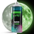 Leuchtspray Natur-Grün 400 ml: Dose vor einem Mond, links bei Tageslicht grau, rechts im Dunkeln grün leuchtend