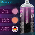 Leuchtspray Pink 400 ml: Farbproben bei Licht in Rosa und im Dunkeln in Orange, Grafik Made in Germany