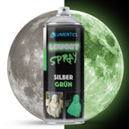 Leuchtspray Silber-Grün 400 ml vor geteiltem Mond: links Tageslicht, rechts im Dunkeln grün leuchtend