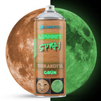 Leuchtspray Terrakotta-Grün 400 ml vor geteiltem Mond: links Tageslicht, rechts im Dunkeln grün leuchtend