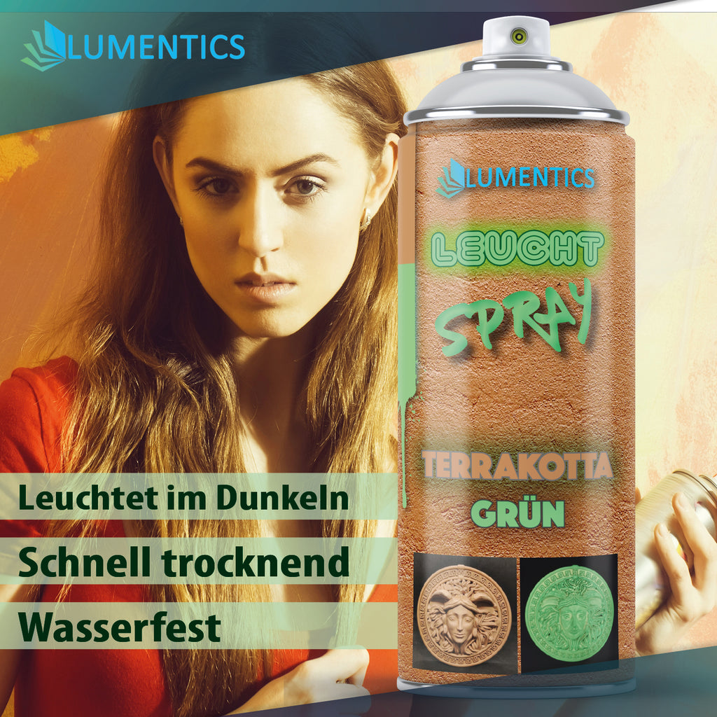 Leuchtspray Terrakotta-Grün 400 ml vor einer Frau mit Spraydose, daneben Stichpunkte zu Trocknung und Wasserfestigkeit