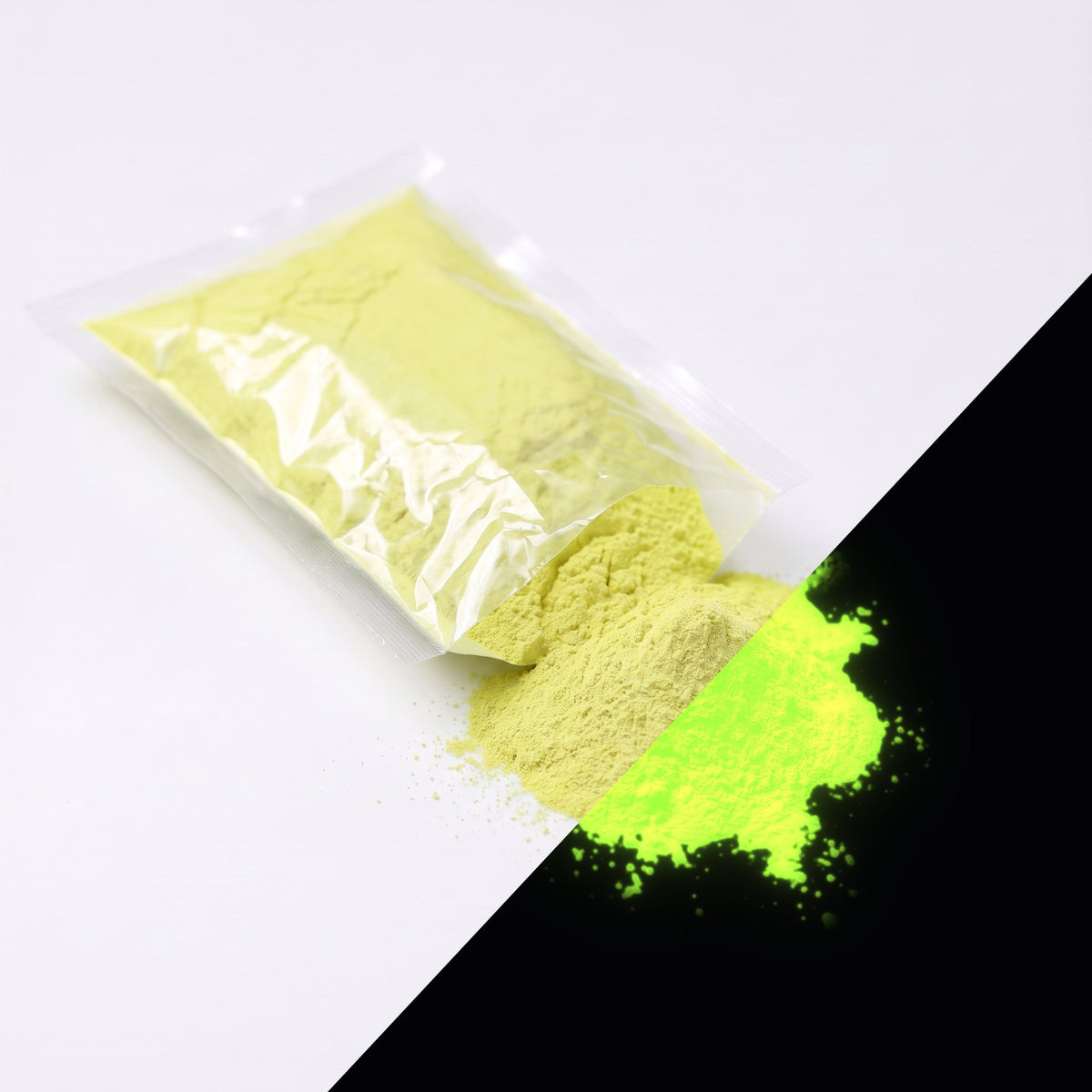 Feinpigment Gelb-Grün 100 g: aufgeschnittener Beutel und Häufchen feines Pulver, bei Tag gelb, rechts unten im Dunkeln gelbgrün leuchtend