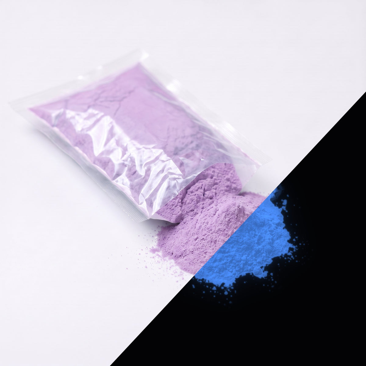 Feinpigment Lila-Blau 100 g: aufgeschnittener Beutel und Häufchen feines Pulver, bei Tag lila, rechts unten im Dunkeln blau leuchtend