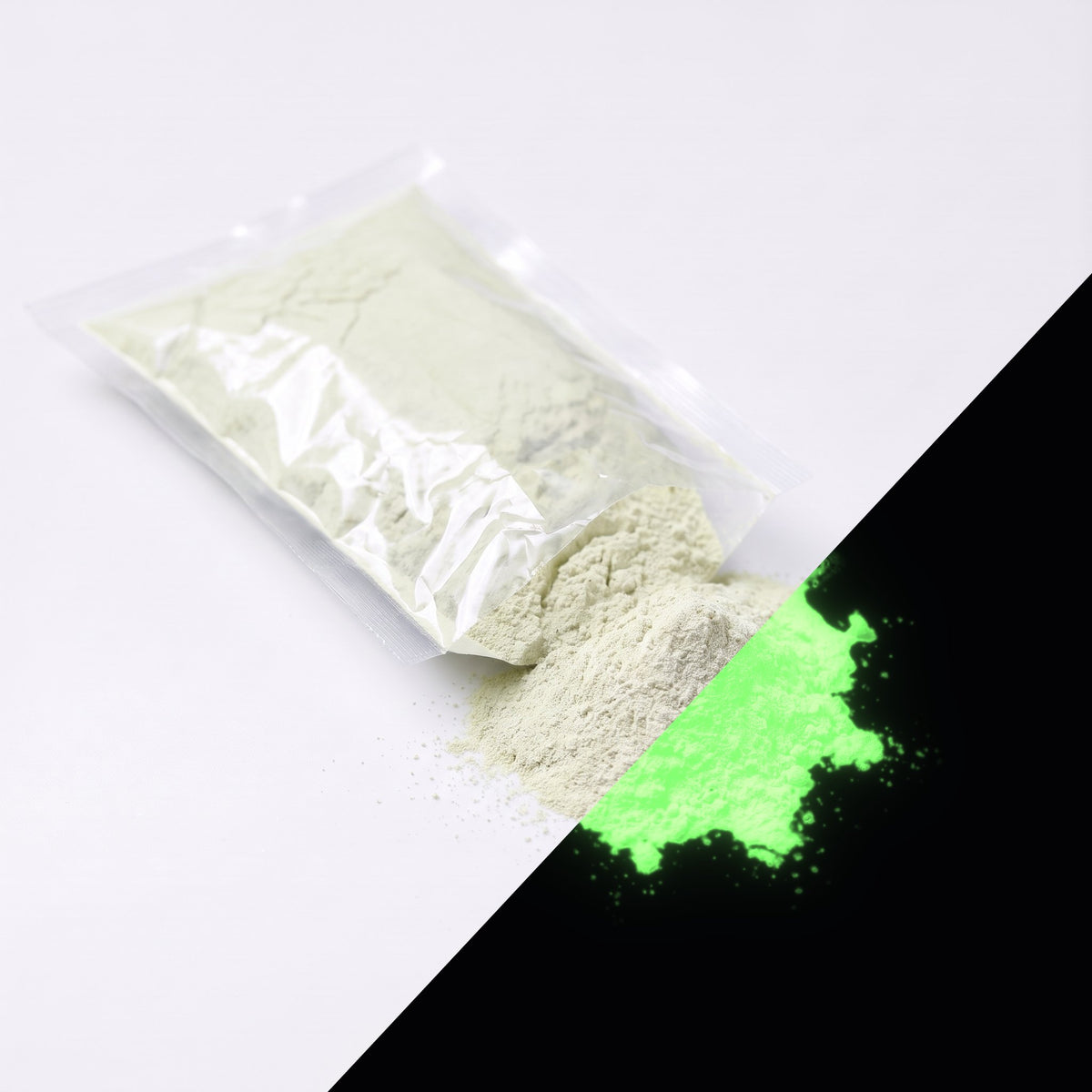 Feinpigment Natur-Grün 100 g: aufgeschnittener Beutel und Häufchen feines Pulver, bei Tag weißlich, rechts unten im Dunkeln grün leuchtend