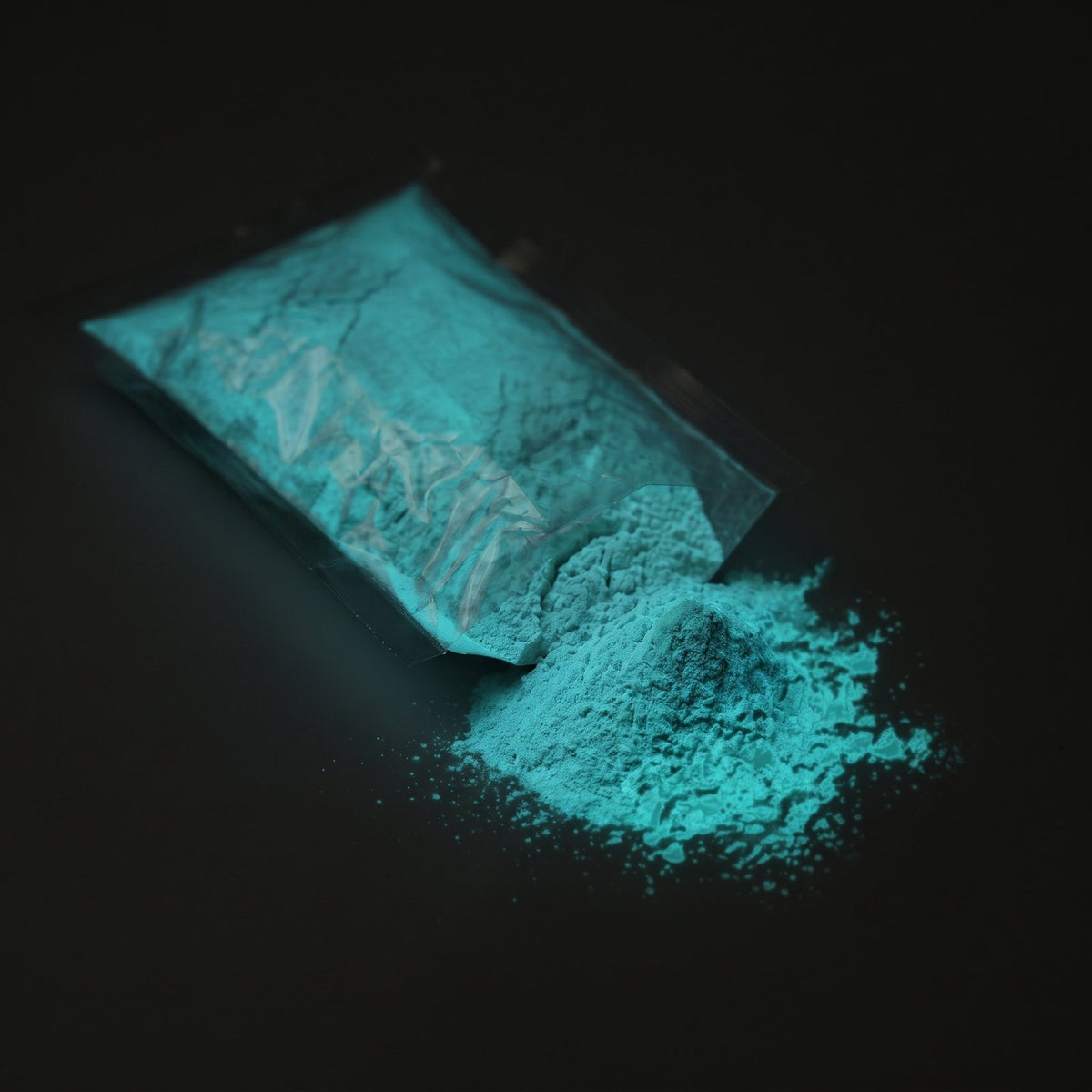 Feinpigment Natur-Grünblau 5–15 µm, 100 g im Dunkeln, blaugrün nachleuchtend