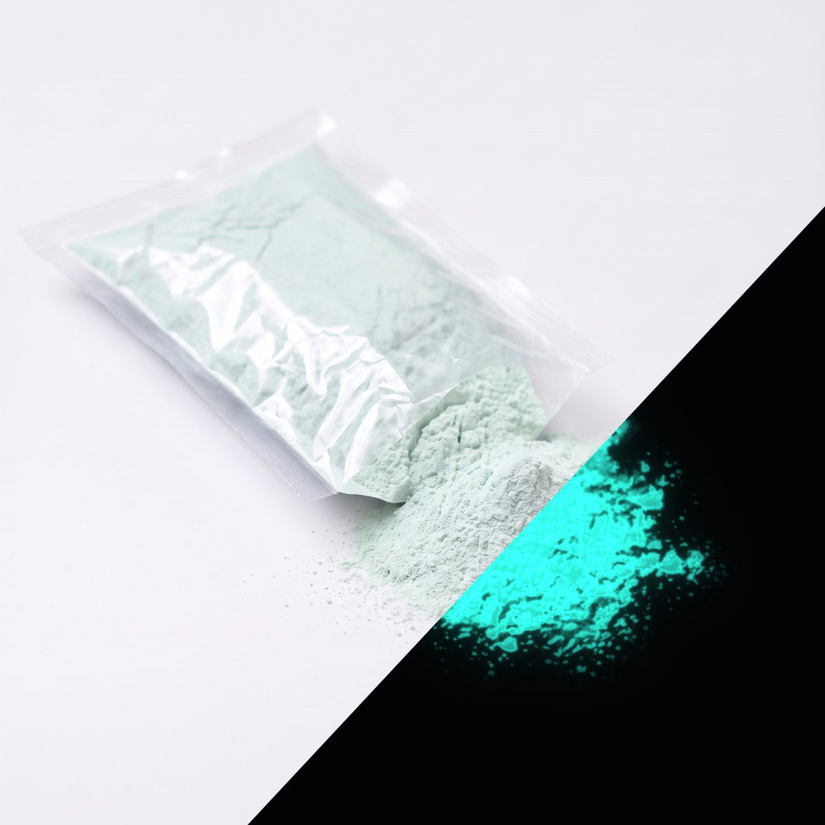 Feinpigment Natur-Grünblau 100 g: aufgeschnittener Beutel und Häufchen feines Pulver, bei Tag weißlich, rechts unten im Dunkeln grünblau leuchtend