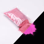 Feinpigment Pink-Pink 100 g: aufgeschnittener Beutel und Häufchen feines Pulver, bei Tag pink, rechts unten im Dunkeln pink leuchtend