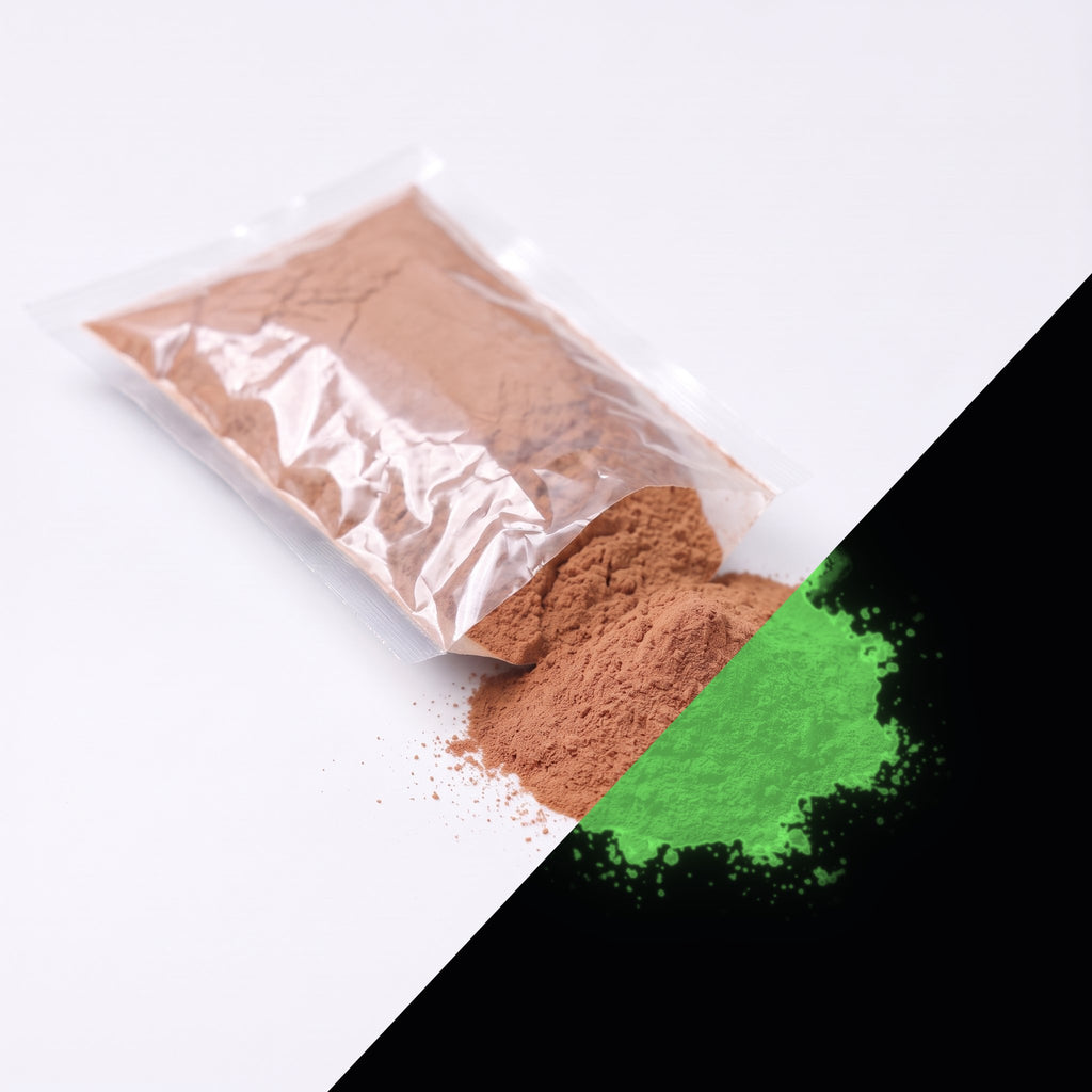 Feinpigment Terracotta 100 g: aufgeschnittener Beutel und Häufchen feines Pulver, bei Tag bräunlich, rechts unten im Dunkeln grün leuchtend