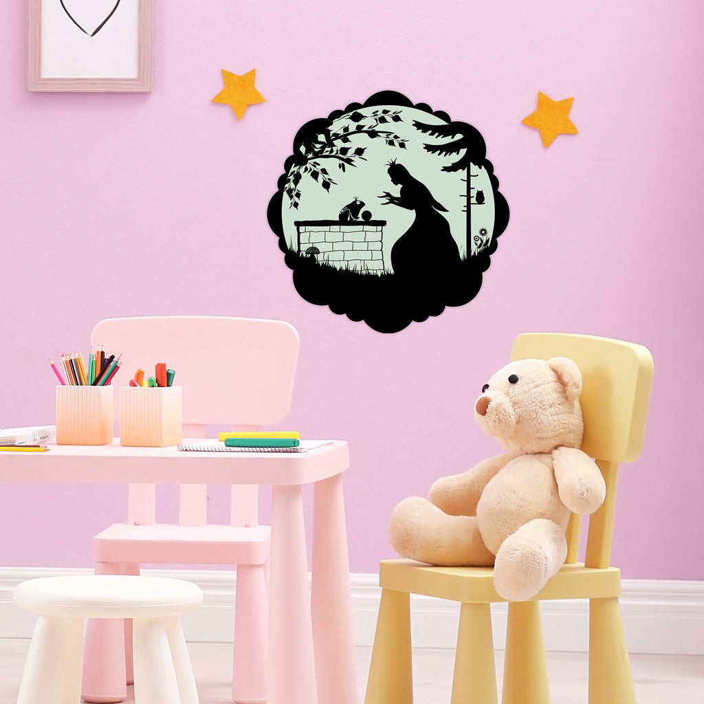 Märchenaufkleber Froschkönig 30 cm an rosa Kinderzimmerwand über Tisch und Teddy, bei Tageslicht
