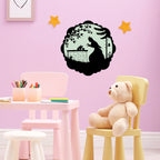 Märchenaufkleber Froschkönig 30 cm an rosa Kinderzimmerwand über Tisch und Teddy, bei Tageslicht