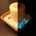 Kerze in Holzschale mit Leuchtgranulat und Muscheln, links bei Licht, rechts im Dunkeln blau leuchtend