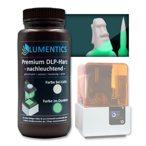 3D-Druckharz Grün 500 g: Flasche neben einem Resin-Drucker, Druckobjekte bei Licht und im Dunkeln leuchtend