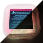 Leucht-Gelee mit Glitzer Rosa/Gelbgrün 45 g: Dose mit Etikett, bei Tag rosa, rechts unten im Dunkeln leuchtend