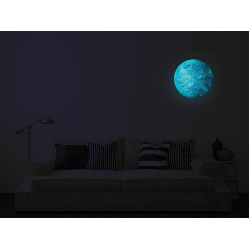 Planeten-Aufkleber Blauer Planet (Neptun) an der Wand über einem Sofa, im Dunkeln blau leuchtend