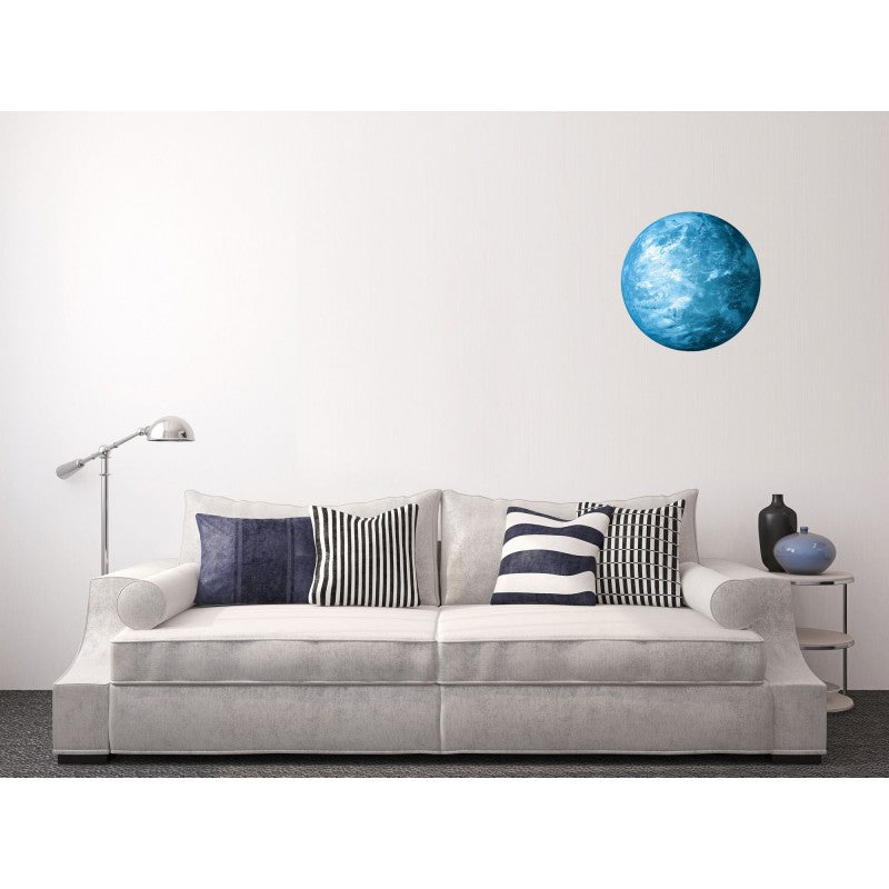 Planeten-Aufkleber Blauer Planet (Neptun) an der Wand über einem Sofa bei Tageslicht