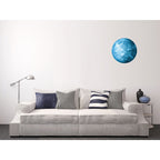Planeten-Aufkleber Blauer Planet (Neptun) an der Wand über einem Sofa bei Tageslicht