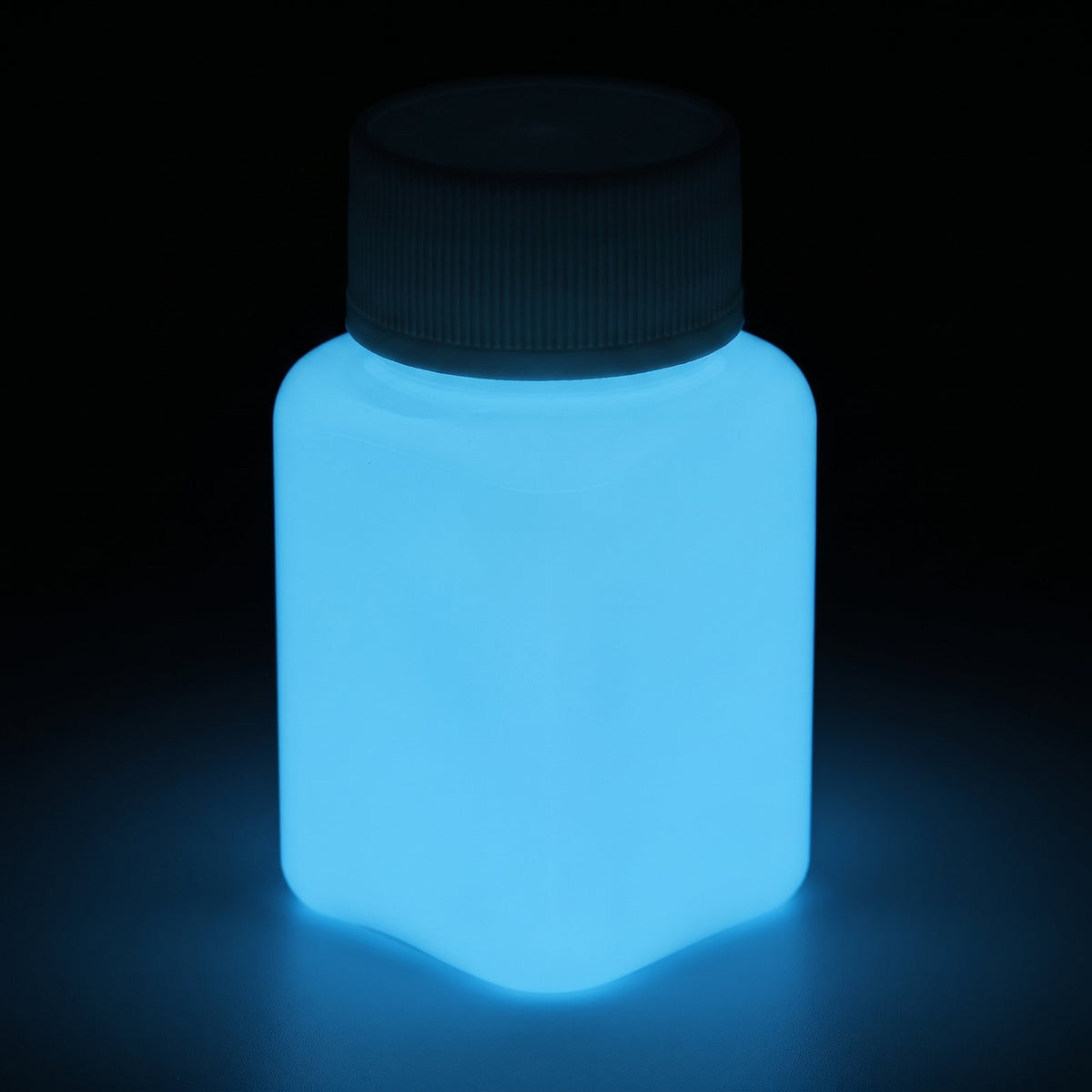 Leuchtfarbe Natur-Blau 100 g im Dunkeln, blau nachleuchtend