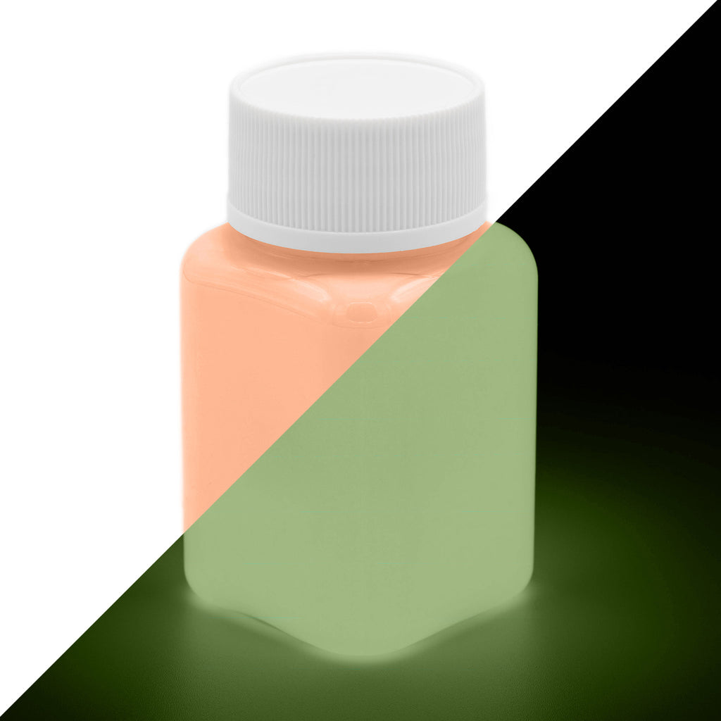 Leuchtfarbe Orange 100 g: Flasche, links bei Tageslicht hellorange, rechts im Dunkeln grünlich nachleuchtend