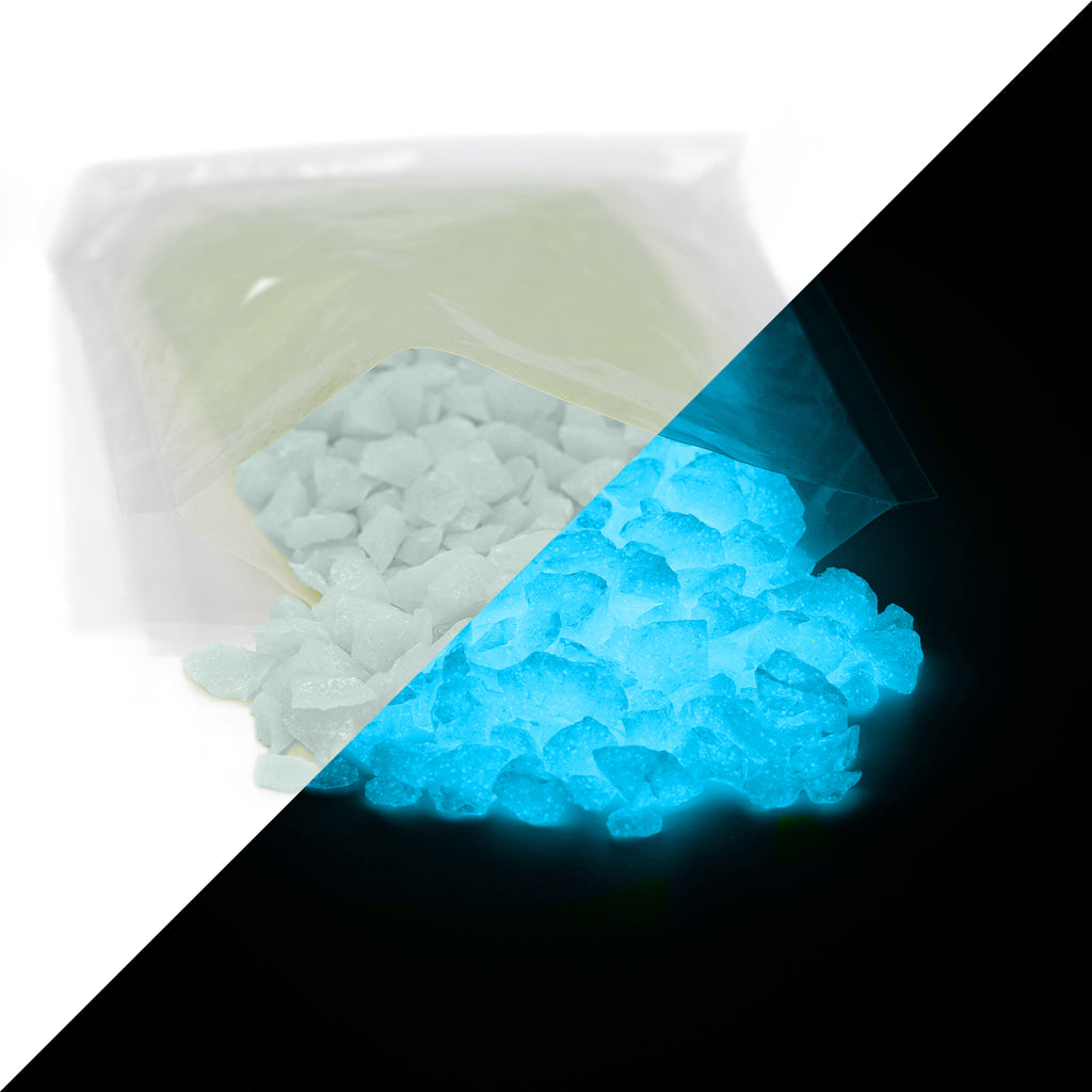 Leuchtgranulat Blau 4 mm: Granulat vor und in einem Beutel, links bei Tageslicht, rechts blau leuchtend im Dunkeln