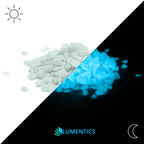 Leuchtgranulat Blau 4 mm: Vergleich bei Tag (Sonnensymbol) und im Dunkeln (Mondsymbol) mit Logo