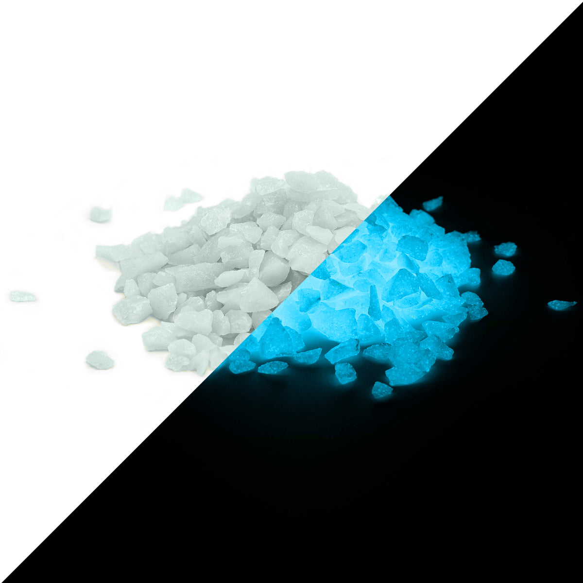 Leuchtgranulat Blau 4 mm: Häufchen Granulat, links weißlich bei Tageslicht, rechts blau leuchtend im Dunkeln
