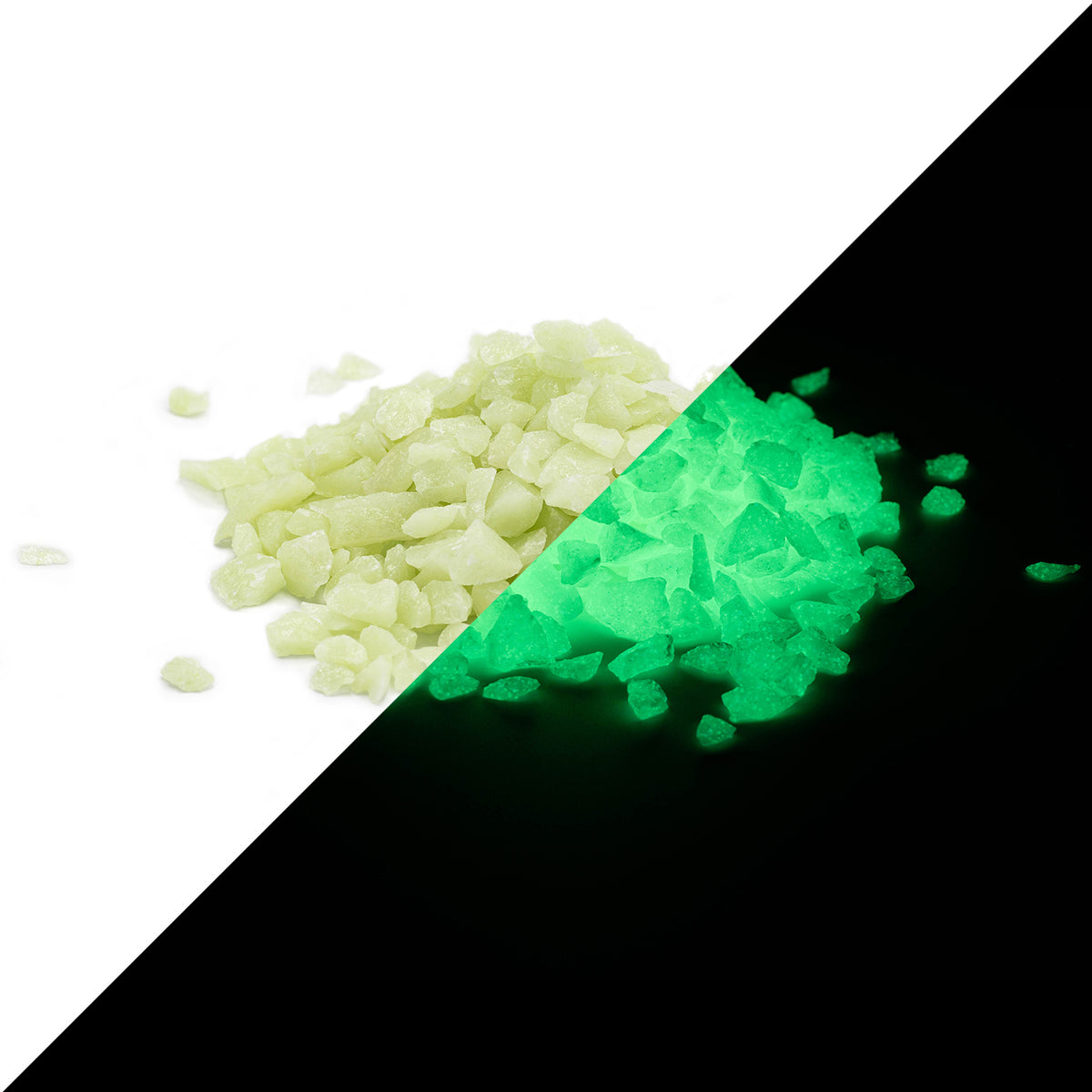 Leuchtgranulat Grün 4 mm, geteilt: links Granulat bei Tageslicht blassgelb, rechts im Dunkeln grün leuchtend