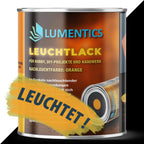 Leuchtlack Orange 250 ml, Dose vor geteiltem hellem und schwarzem Hintergrund, mit gelbem Pinselbanner Leuchtet