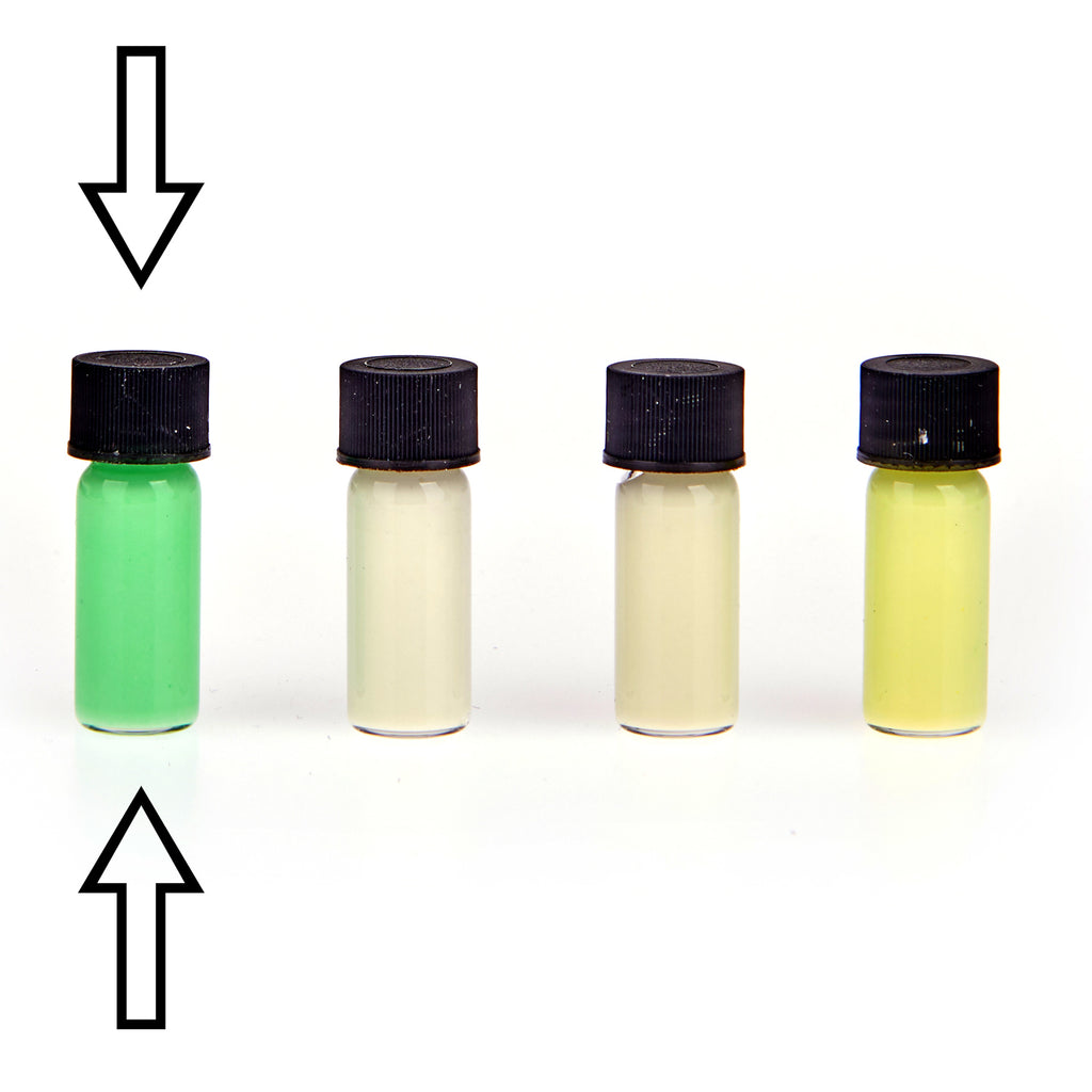 Leuchtpaste: vier Fläschchen mit Paste in Grün, Weiß, Cremeweiß und Gelb bei Tageslicht