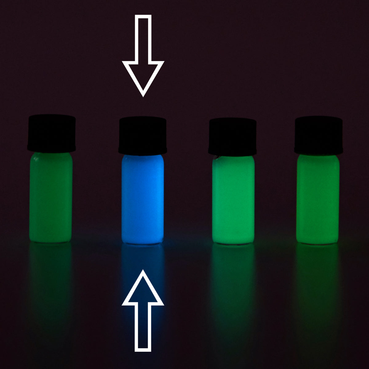 Uhrenzeigerfarbe Natur-Blaugrün 2 g: Vier Fläschchen im Dunkeln von Grün bis Blau, das zweite markiert