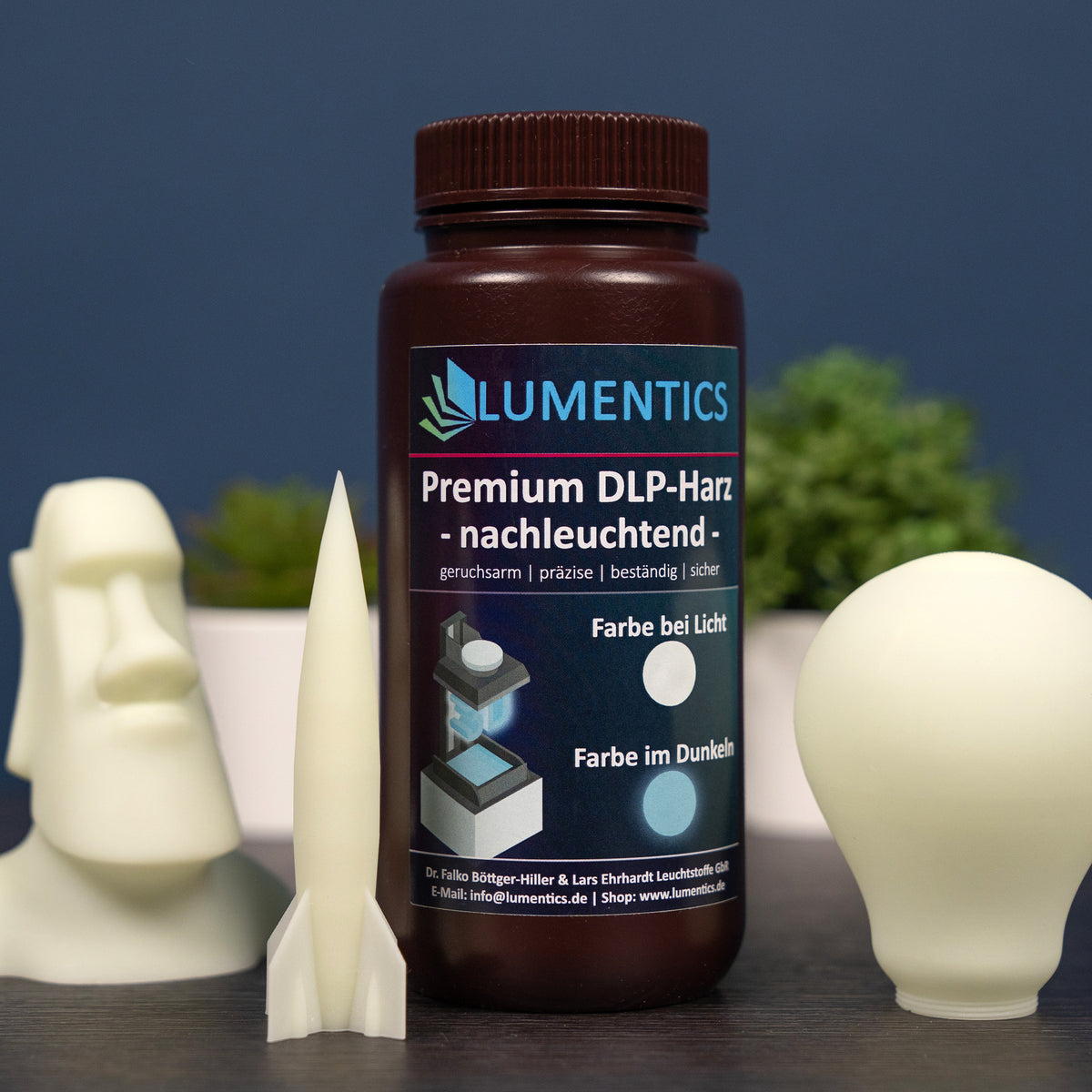 3D-Druckharz Grünblau 500 g mit gedrucktem Moai, Rakete und Glühbirne bei Tageslicht, cremeweiß