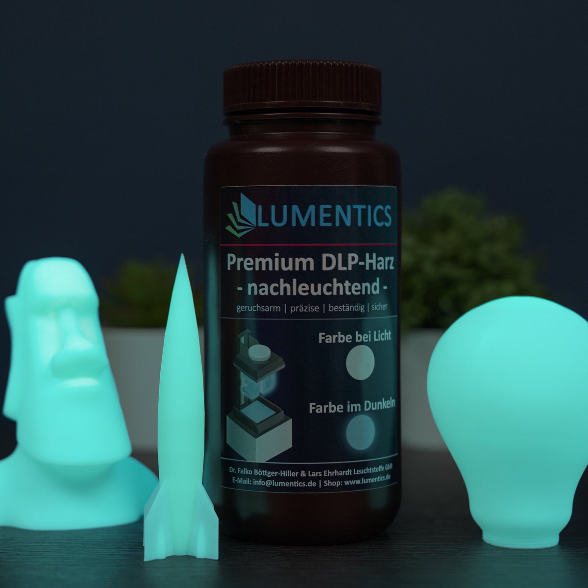 3D-Druckharz Grünblau 500 g mit gedrucktem Moai, Rakete und Glühbirne im Dunkeln, grünblau leuchtend
