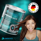 Leuchtlack Blaugrün 250 ml: schräge Dose vor türkisem Hintergrund neben schreiender Frau, Made-in-Germany-Siegel
