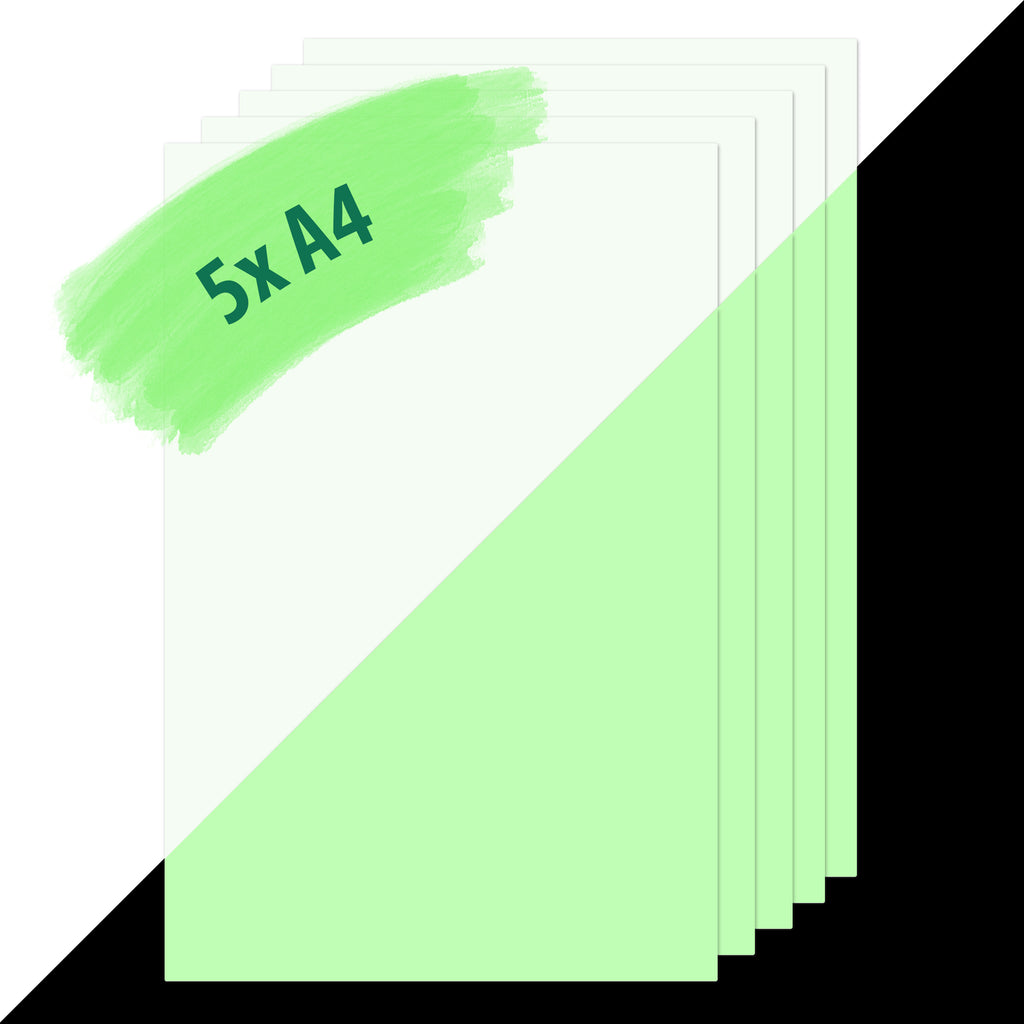 Leuchtpapier 5 × DIN A4: fünf Bögen, links bei Tageslicht weißlich, rechts im Dunkeln grün nachleuchtend