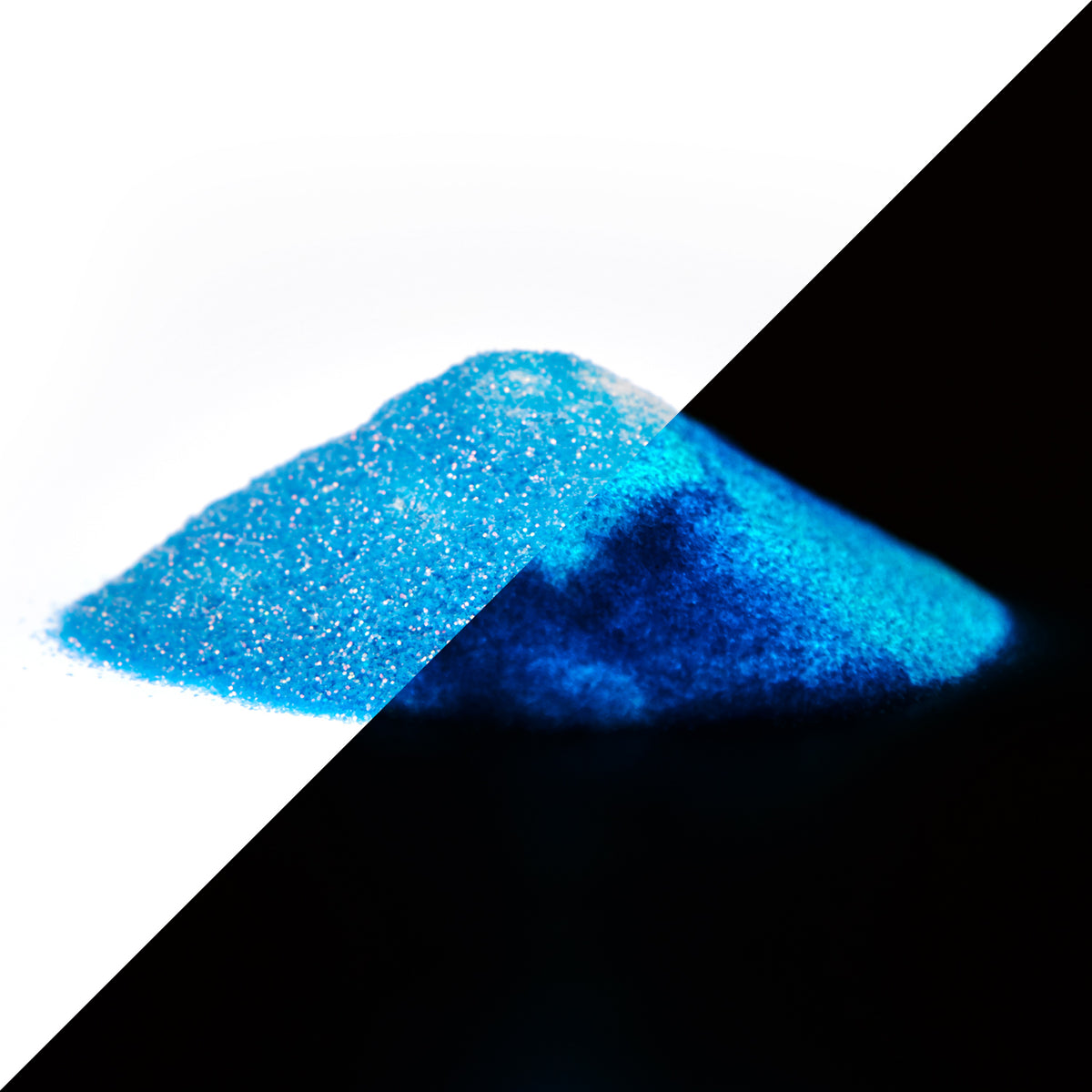 Glitzerpulver Blau 50 g als Haufen, diagonal geteilt: links bei Tageslicht, rechts im Dunkeln blau leuchtend