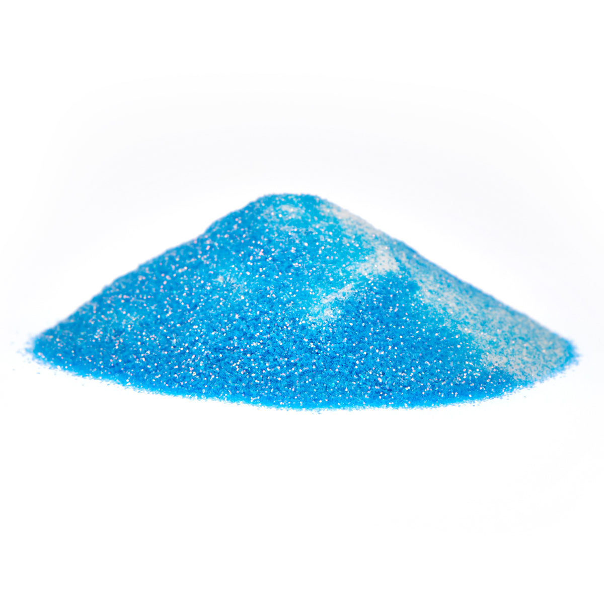 Haufen Glitzerpulver Blau 50 g bei Tageslicht vor weißem Hintergrund, blau mit feinen Glitzerpartikeln