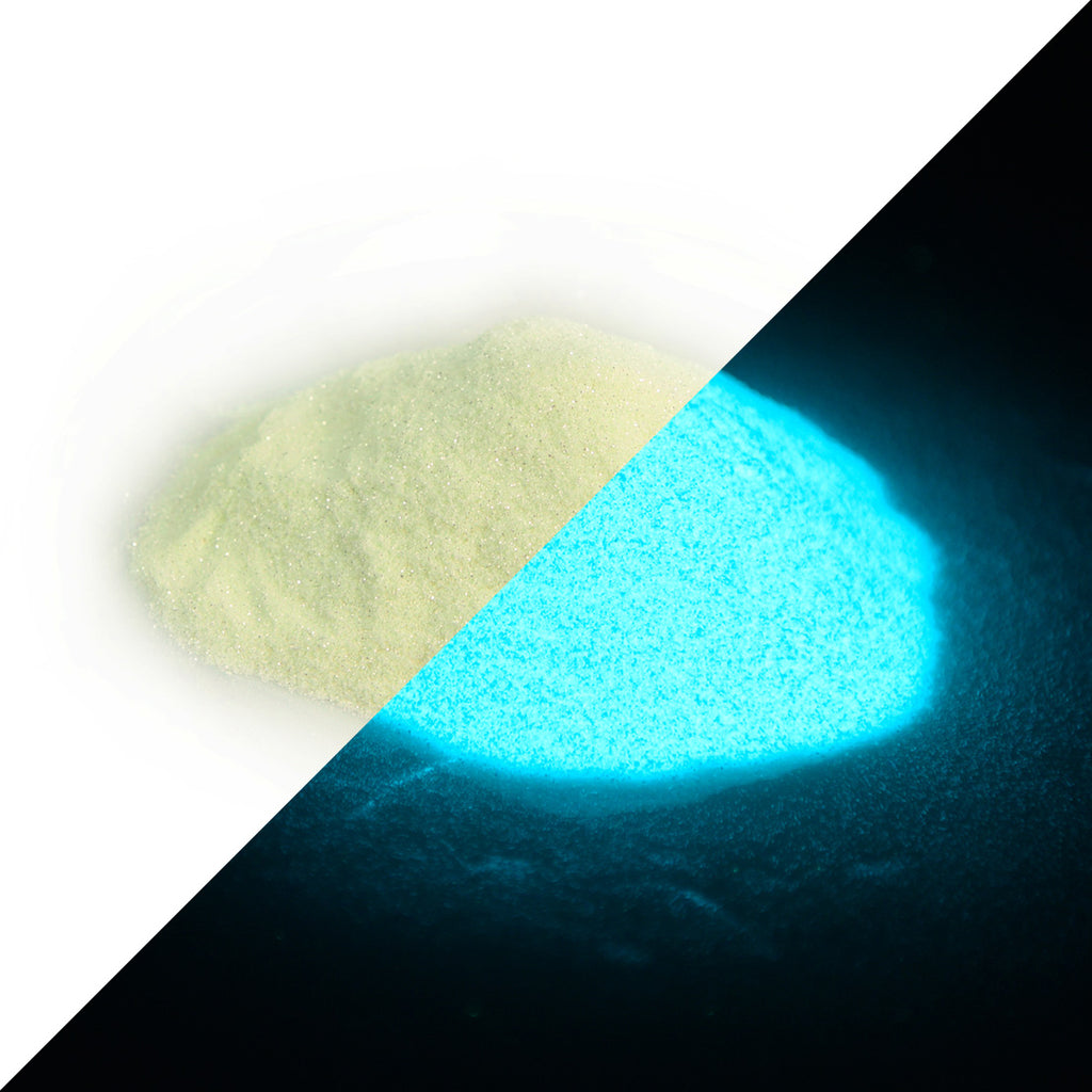 Glitzerpulver Blaugrün 50 g: Häufchen bei Tageslicht, diagonal geteilt mit blauem Leuchten im Dunkeln