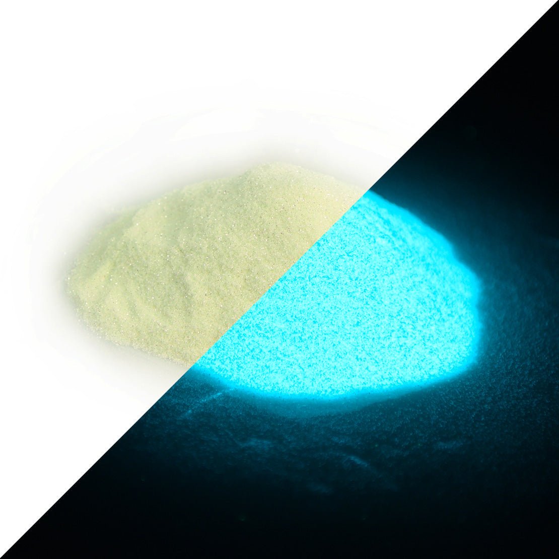 Glitzerpulver Blaugrün 50 g: Häufchen bei Tageslicht, diagonal geteilt mit blauem Leuchten im Dunkeln