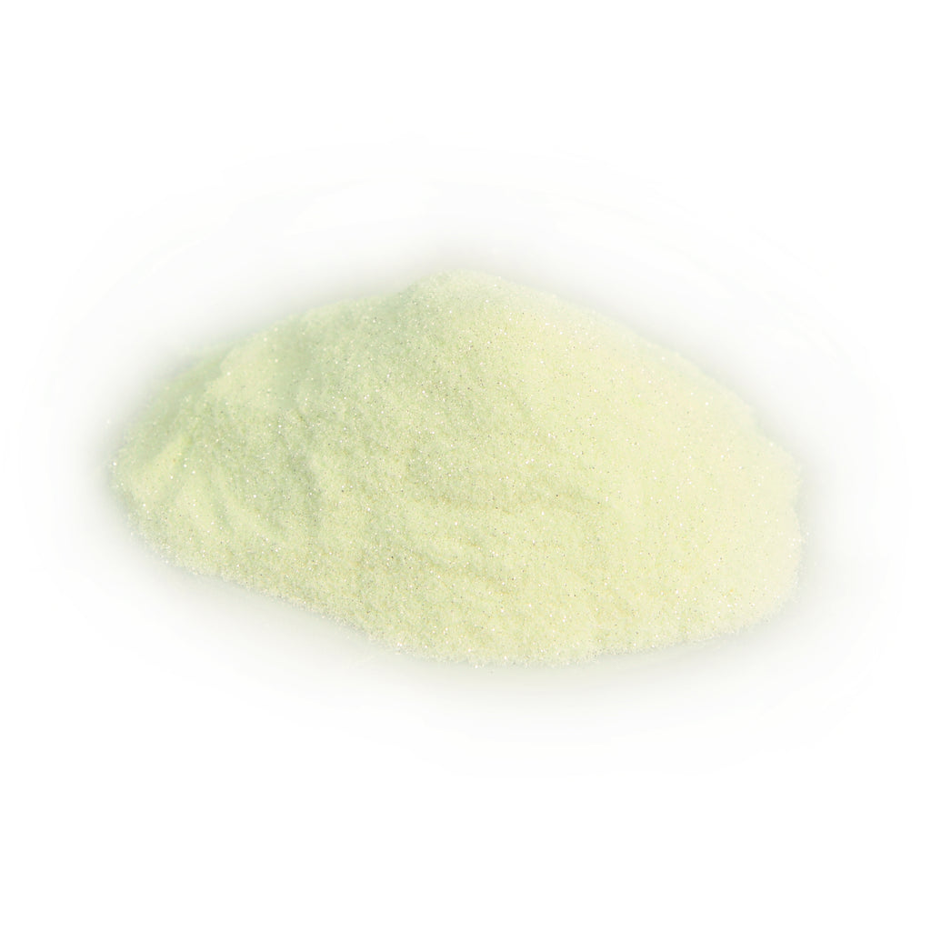 Glitzerpulver Grün 50 g: gelblich-weißes Pulver bei Tageslicht auf weißem Grund