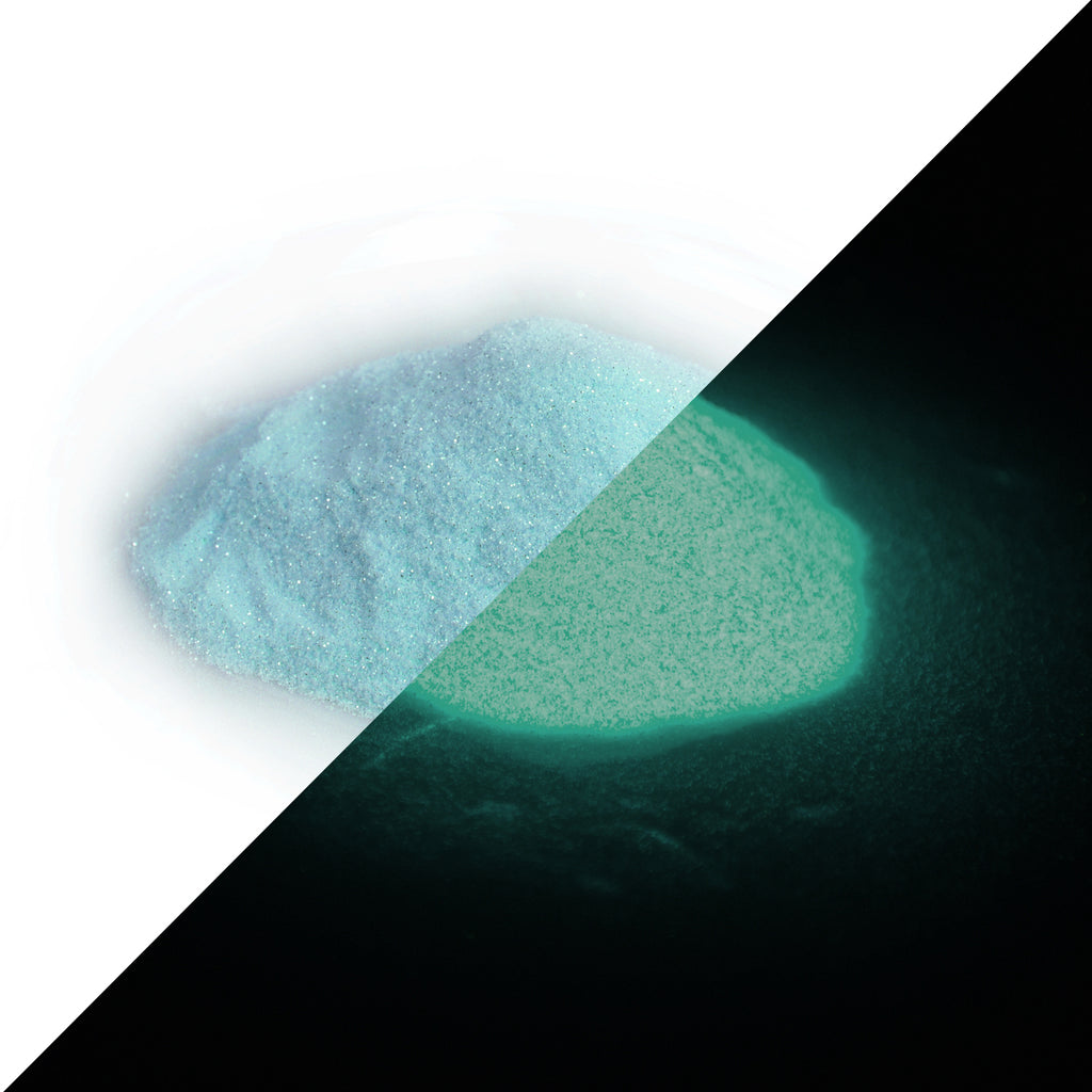 Glitzerpulver Blau-Grün 50 g: Häufchen bei Tageslicht, diagonal geteilt mit grünem Leuchten im Dunkeln
