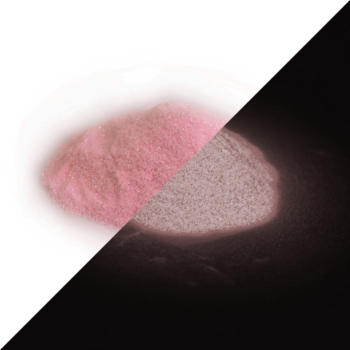 Glitzerpulver Rosa 50 g: Pulverhaufen links bei Tageslicht rosa glitzernd, rechts im Dunkeln schwach leuchtend