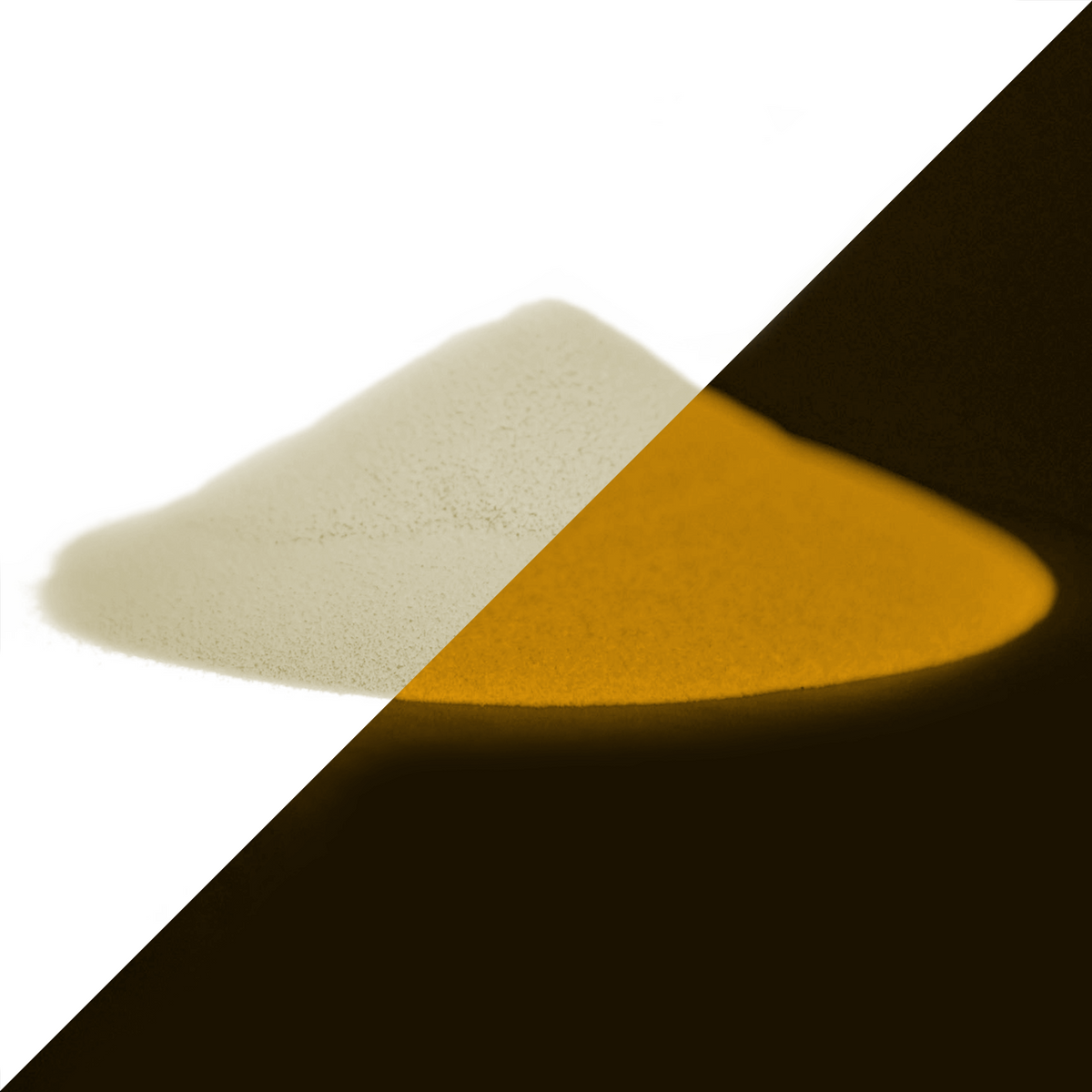 Leuchtpulver Natur-Orangerot 40 g als Haufen, diagonal geteilt: links bei Tageslicht hell, rechts im Dunkeln orange leuchtend