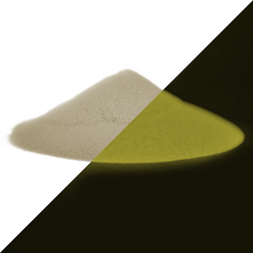 Leuchtpulver Natur-Gelb 40 g: Häufchen, links bei Tageslicht hell beige, rechts im Dunkeln gelb nachleuchtend
