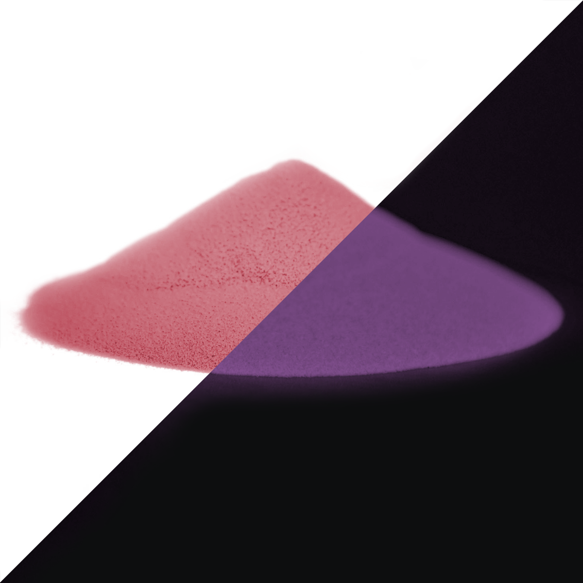 Leuchtpulver Pink-Oceanpink 40 g: Häufchen, links bei Tageslicht rosa, rechts im Dunkeln violett nachleuchtend