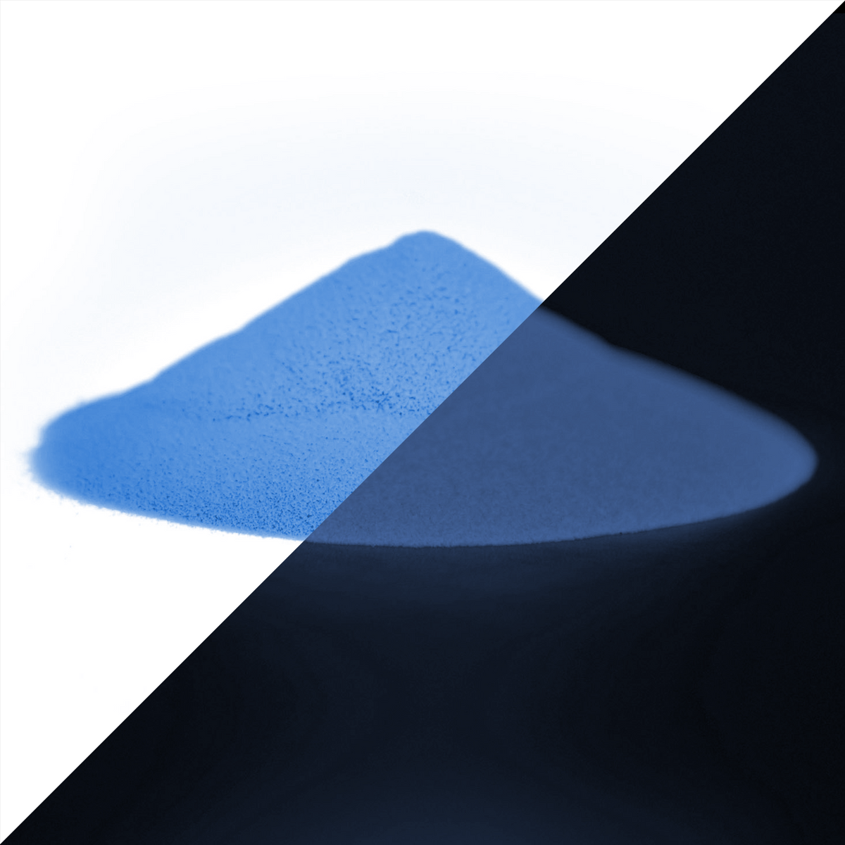 Leuchtpulver Blau-Blau 40 g: Pulverhaufen, links bei Tageslicht blau, rechts im Dunkeln schwach blau leuchtend